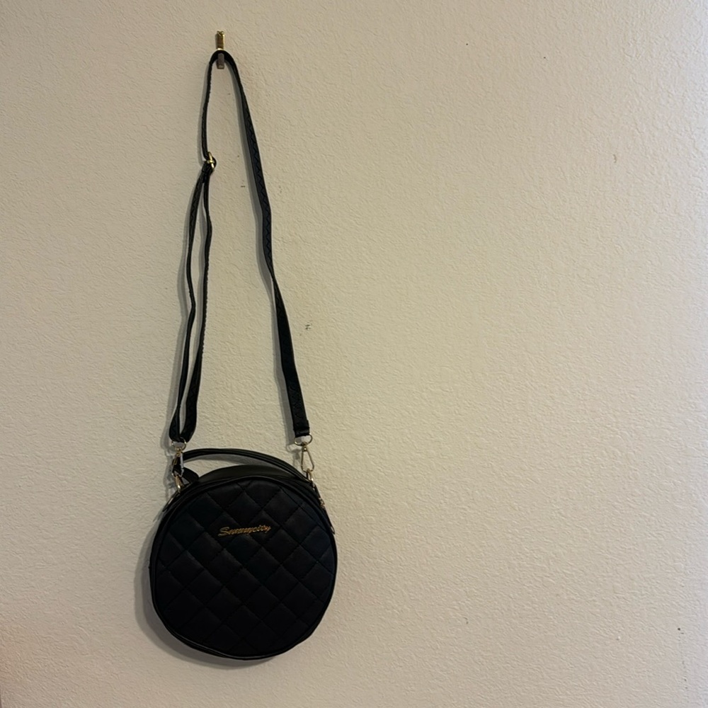 NWOT round black purse $10